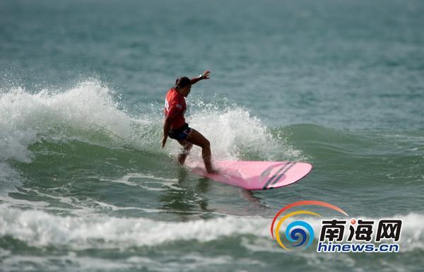 加拿大湖发现神秘“水怪”，游动时出现奇怪波浪，它究竟是什么？